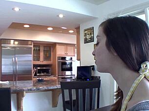 Nina Hartley i Ally Evans dodiruju pičke! Mršave kurve ližu u kuhinji!