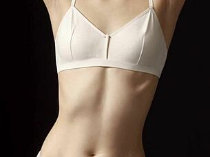 สาวโรมาเนียน่ารักเดินกระดกในกางเกงในและชุดชั้นในเซ็กซี่ แทบเปลือยทั้งตัว! 😍