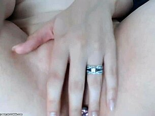 Mandybabyxxx cums with buttplug 😍