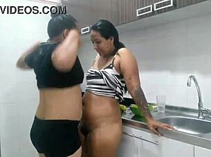 UY COMO SE VE DE RICO ESE PEPINO QUIERES LICK AND SUCK TOGETHER IN HOT HOMEMADE ACTION!