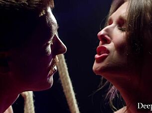 Ешли Лейн пляскана и вързана в груба анална игра