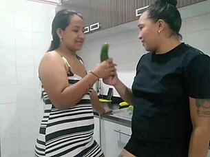 UY COMO SE VE DE RICO ESE PEPINO QUIERES LICK AND SUCK TOGETHER IN HOT HOMEMADE ACTION!