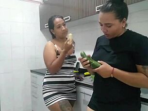 UY COMO SE VE DE RICO ESE PEPINO QUIERES LICK AND SUCK TOGETHER IN HOT HOMEMADE ACTION!