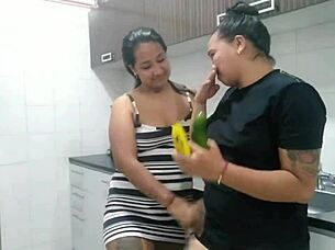 UY COMO SE VE DE RICO ESE PEPINO QUIERES LICK AND SUCK TOGETHER IN HOT HOMEMADE ACTION!