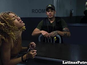 مهاجرة لاتينية حقيقية تُحفر بعمق من قبل وكيل اختبار محظوظ