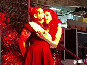 chica gorda del publico en escenario le ponen cera