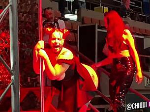 chica gorda del publico en escenario le ponen cera