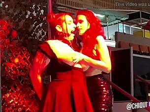 chica gorda del publico en escenario le ponen cera