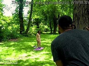 Julia Sekretärin masturbiert bei der Arbeit mit großen Titten