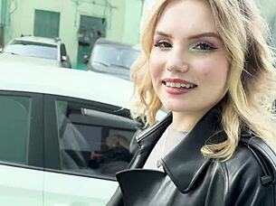 Babe Gives Blowjob to Stranger After Meeting