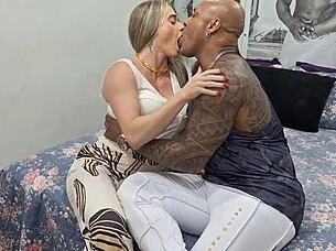 Nutritionist seals partnership with personal trainer!