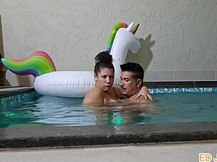 atriz ninfomaniaca fudendo na piscina com ator no intervalo de grava��o