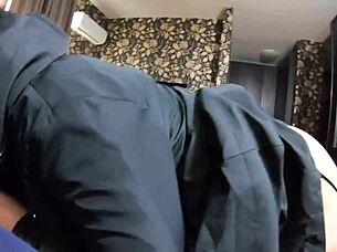 تلعب دور الأم ربة المنزل، تقوم بشفط عميق ونيك الوجه، قذف على معطف فرو طويل