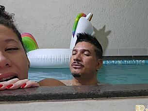 atriz ninfomaniaca fudendo na piscina com ator no intervalo de grava��o