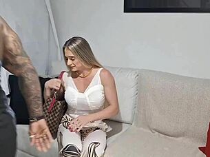 Nutritionist seals partnership with personal trainer!