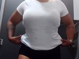 Atemberaubende Blondinen in Dessous und Strümpfen scheren sich intensiv