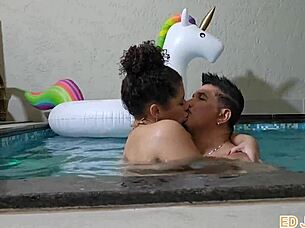 atriz ninfomaniaca fudendo na piscina com ator no intervalo de grava��o