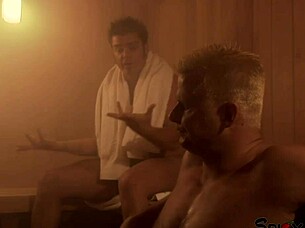 巨乳のガールフレンドがサウナで脱いでクンニセッションを受ける