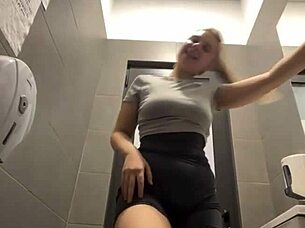 Curvy amateur squirts unbelievably in public park