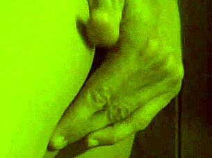 Iubită cu sâni mari se dezbracă în saună pentru ședință de lins muie