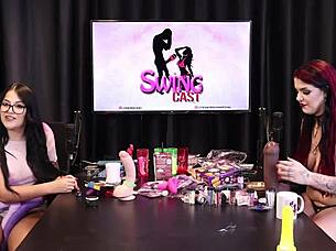 ela ficou toda arrepiada e molhadinha com aquele produto em sua buceta e o pau grande - rai dobler diversão ao cubo sheer red