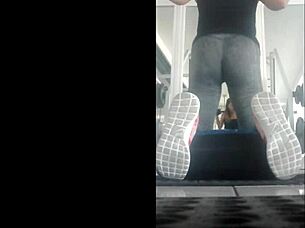 flaca rica empinada en gimnasio with teen ass in leggings bent over