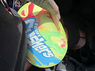 كس أسود كبير ينيك من خلال ثقب في شورت ضيق في غسيل السيارات