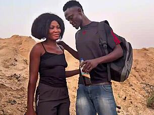 Voinin kovaa istuessani hänen kyrvällään tuolla autiolla rannalla