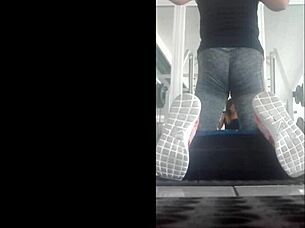 flaca rica empinada en gimnasio with teen ass in leggings bent over