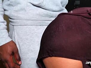 L'étudiante espagnole Sara Retali se fait remplir par Nelson Mandingo