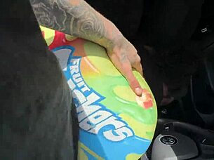 Большая жопа эбони трахается через дыру в облегающих шортах на мойке