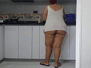 I masturbate while watching my stepmother's big ass in the kitchen.