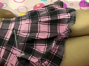 Tierna universitaria en minifalda tocada por maestro.