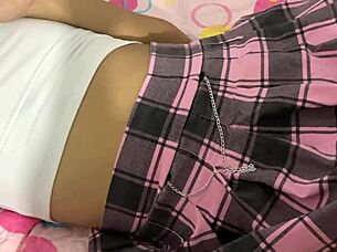 Tierna universitaria en minifalda tocada por maestro.