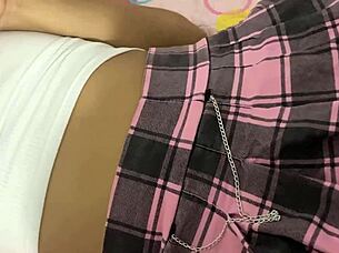 Tierna universitaria en minifalda tocada por maestro.