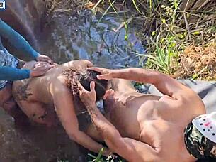 Хорошо одаренные парни ебут девчонку в лесу двойным проникновением