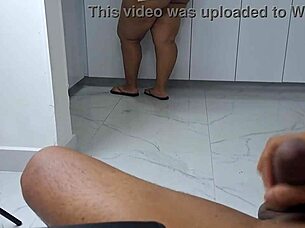 I masturbate while watching my stepmother's big ass in the kitchen.