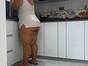I masturbate while watching my stepmother's big ass in the kitchen.