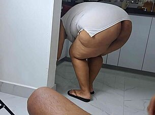 I masturbate while watching my stepmother's big ass in the kitchen.