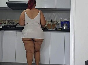 I masturbate while watching my stepmother's big ass in the kitchen.