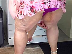 office milf secretary creampied in upskirt! 😳