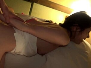 Japonská busty MILF si užívá venkovní sex