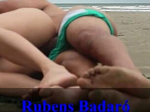 Couple fucks on the beach secretly 😏