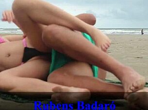 Couple fucks on the beach secretly 😏