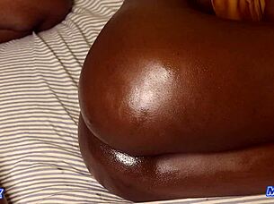 petite babe loves anal spoon fuck 😍