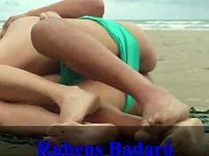 Couple fucks on the beach secretly 😏