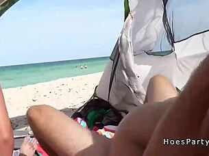 Эти любители дико трахаются в палатке пляжной вечеринки