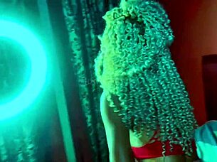 거대한 자지 작은 18+ 에보니 보지 파괴, 엄청난 분출. 프리미엄에서 충격 세부 공개.