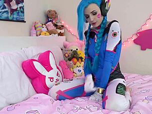 Cosplay Jinx x DVA masturbates with dildo for anal assfucking