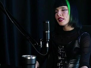 Teen loses virginity in mom's bed after school video leak